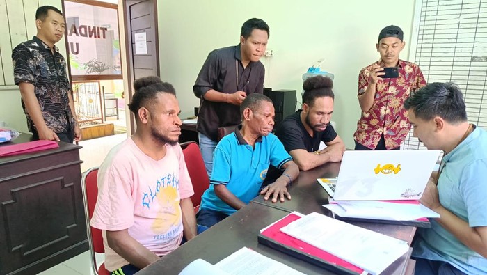 Tiga aktivis Komite Nasional Papua Barat (KNPB), tersangka kasus dugaan makar di Kabupaten Tambrauw, Papua Barat Daya dilimpahkan ke Kejaksaan Negeri (Kejari) Sorong.