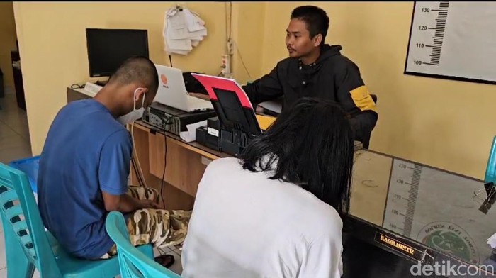 Ibu dan anak berinisial M (40) dan AK (29) di Kabupaten Tana Toraja, Sulawesi Selatan (Sulsel) ditangkap polisi karena kasus narkoba.