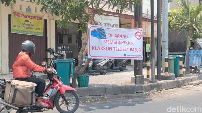 MMT larangan membunyikan klakson telolet basuri di Kota Solo di perempatan Ngemplak, Sabtu (7/10/2023).