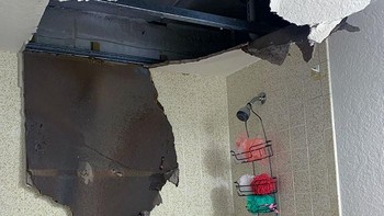 Tetangga atas tidak merawat lantainya dengan baik. Foto: Bored Panda