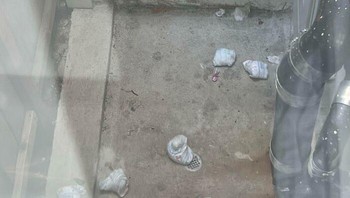 Sungguh tak tahu adat tetangga membuang diaper sembarangan. Foto: Bored Panda