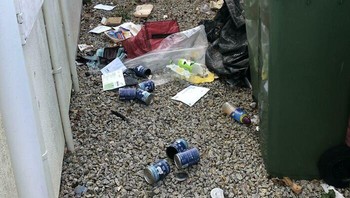 Tetangga suka buang sampah di mana saja sungguh menyebalkan. Foto: Bored Panda