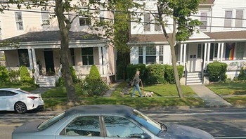 Tetangga yang memakirkan mobilnya di depan rumah dan menghalangi jalan sebaiknya diapakan? Foto: Bored Panda