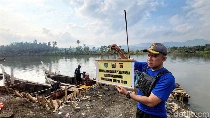 Tim gabungan bakal susur Sungai Cimandiri untuk melihat asal sampah yang menyumbang tumpukan sampah di pesisir Loji, Kecamatan Simpenan, Kabupaten Sukabumi.