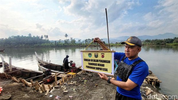 Tim gabungan bakal susur Sungai Cimandiri untuk melihat asal sampah yang menyumbang tumpukan sampah di pesisir Loji, Kecamatan Simpenan, Kabupaten Sukabumi.