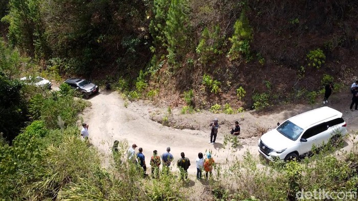 Wakil Ketua Komisi D DPRD Sulsel John Rende Mangontan menyoroti pembangunan jalan di Tana Toraja.