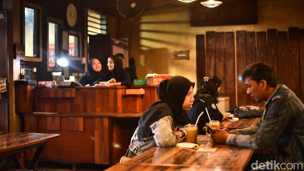 Warung surabi di Setiabudhi Bandung.