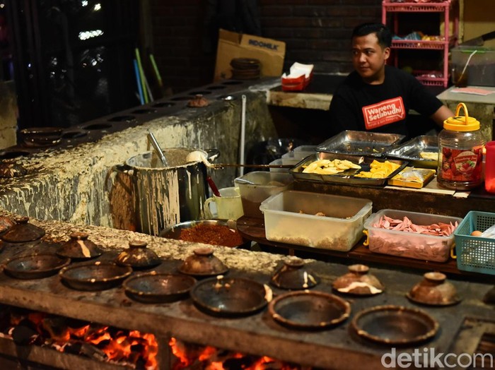 Warung surabi di Setiabudhi Bandung.