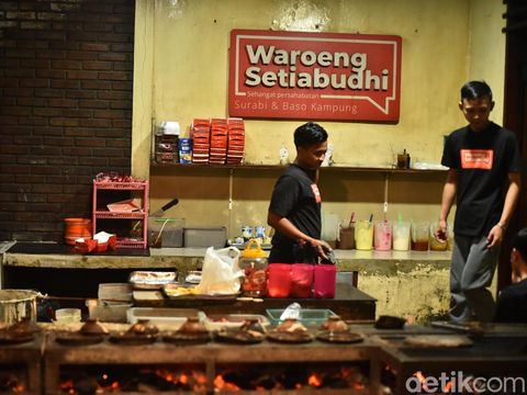 Warung surabi di Setiabudhi Bandung.