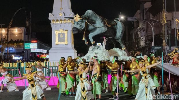 Suasana Wayang Jogja Night Carnival (WJNC) yang menjadi puncak HUT ke-267 Kota Jogja di Tugu Pal Putih, Sabtu (7/10/2023).