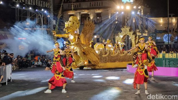 Suasana Wayang Jogja Night Carnival (WJNC) yang menjadi puncak HUT ke-267 Kota Jogja di Tugu Pal Putih, Sabtu (7/10/2023).