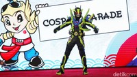 Peserta Cosplay melakukan aksinya di ANIMART 2023 di Wisma Serbaguna GBK, Jakarta, Sabtu (7/10/2023).