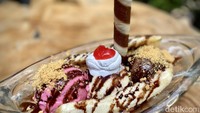Salah satu menu yang jadi andalan sejak dulu adalah banana split (Rp 50.000). Menu ini terdiri dari 3 varian es krim, buah pisang, yang diberi topping krim kocok. Foto: detikcom