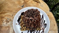 Yang tak kalah jadi favorit adalah es krim noodle waffle chocolate (Rp 55.000). Es krim cokelat yang disajikan dengan bentuk seperti mie dan diberi topping choco chips. Foto: detikcom