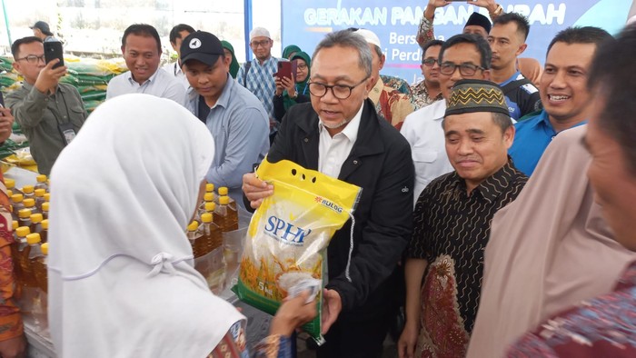 Zulhas Bagi-bagi beras