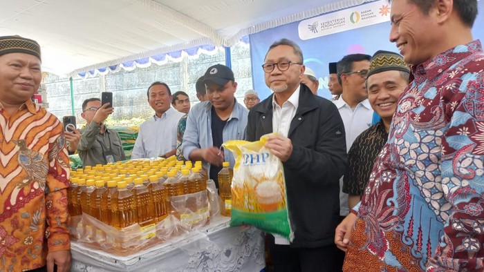 Zulhas Bagi-bagi Beras