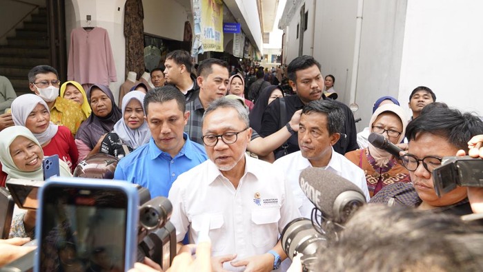 Zulkifli Hasan meninjau pasar di Semarang.