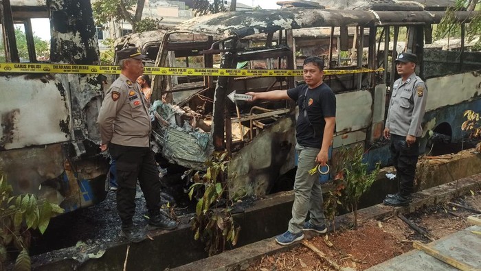 12 bus Trans Musi yang sudah tak beroperasi ludes terbakar