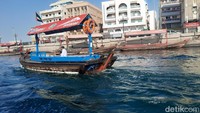 Abra Ride Across the Creek, di sini kita dapat menaiki Abra. Abra ialah perahu kayu yang melintas di atas sungai. Di belakang sungai juga berjejer bangunan-bangunan tua zaman Badui. Foto: Lusiana Mustinda/detikcom