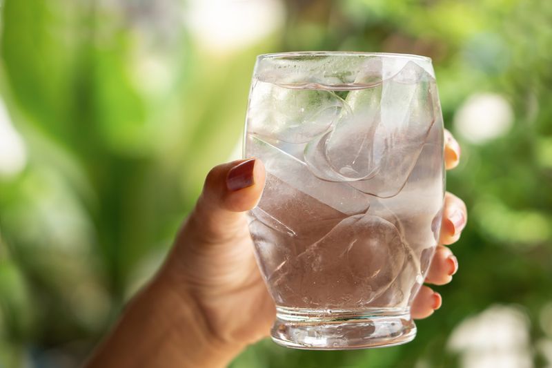 Manfaat dan efek minum air dingin bagi tubuh