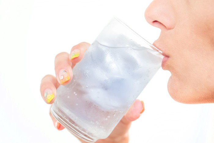 Manfaat dan efek minum air dingin bagi tubuh