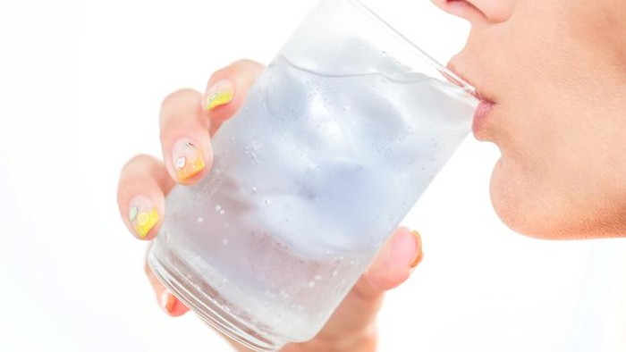 Manfaat dan efek minum air dingin bagi tubuh