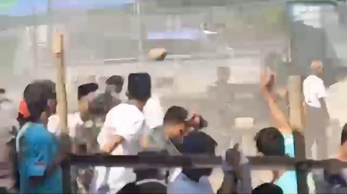 Aksi lempar batu dalam acara pilkades di Desa Kembangan, Semak, Minggu (8/10/2023).