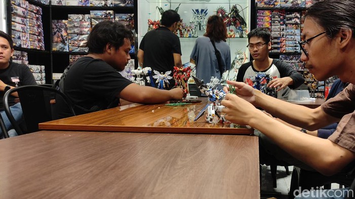 Aktivitas perakit figure plastik di Semarang. Foto diunggah Minggu (8/10/2023).