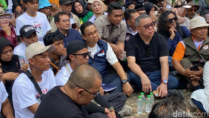 Anies Baswedan dan relawan menggelar diskusi sambil lesehan di luar Gedung Indonesia Menggugat