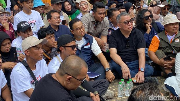 Anies Baswedan dan relawan menggelar diskusi sambil lesehan di luar Gedung Indonesia Menggugat