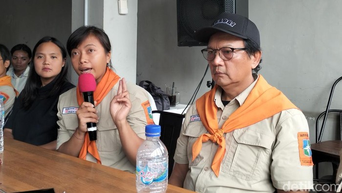 Ayu Laksmi (tengah), satu-satunya perempuan pedayung kayak Tim Ekspedisi mengelilingi perairan Pulau Flores, NTT, beberapa waktu lalu. (Ambrosius Ardin)