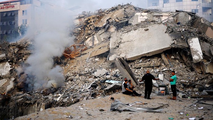 Begini Kerusakan di Gaza Usai Israel Serang Balik Hamas Militer Israel melancarkan setidaknya dua serangan udara di Jalur Gaza, Sabtu (7/12). Serangan balik dilakukan setelah Hamas menembakkan ribuan roket ke Israel.