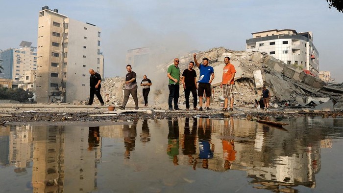 Begini Kerusakan di Gaza Usai Israel Serang Balik Hamas Militer Israel melancarkan setidaknya dua serangan udara di Jalur Gaza, Sabtu (7/12). Serangan balik dilakukan setelah Hamas menembakkan ribuan roket ke Israel.