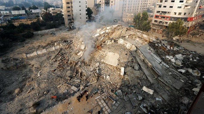 Militer Israel melancarkan setidaknya dua serangan udara di Jalur Gaza, Sabtu (7/12). Serangan balik dilakukan setelah Hamas menembakkan ribuan roket ke Israel.