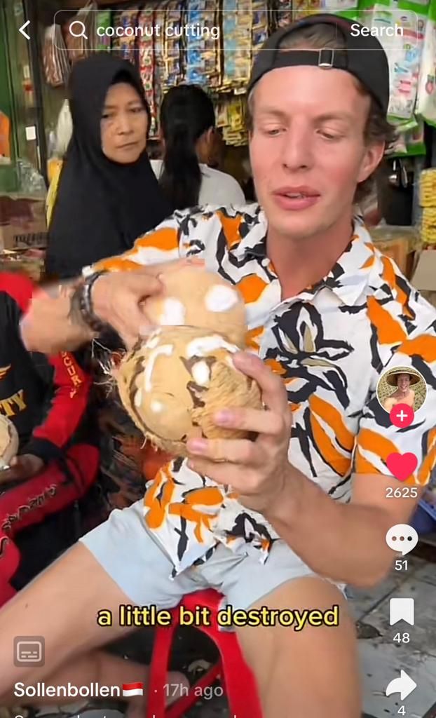 Begini Reaksi Bule yang Coba Jadi Tukang Kelapa di Warung