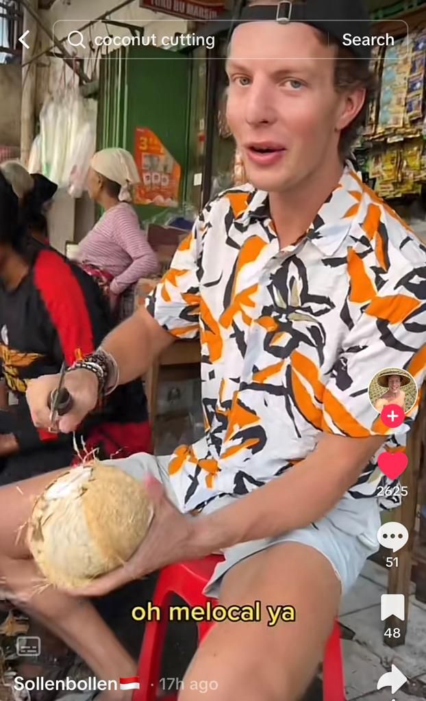 Begini Reaksi Bule yang Coba Jadi Tukang Kelapa di Warung
