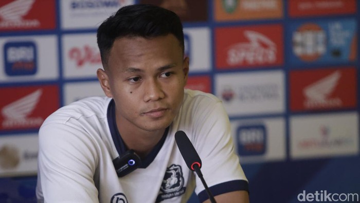 Bek Madura United, Koko Ari Araya dalam sesi prematch konferensi pers jelang melawan PSM Makasssar dalam laga lanjutan Liga 1 2023/2024.