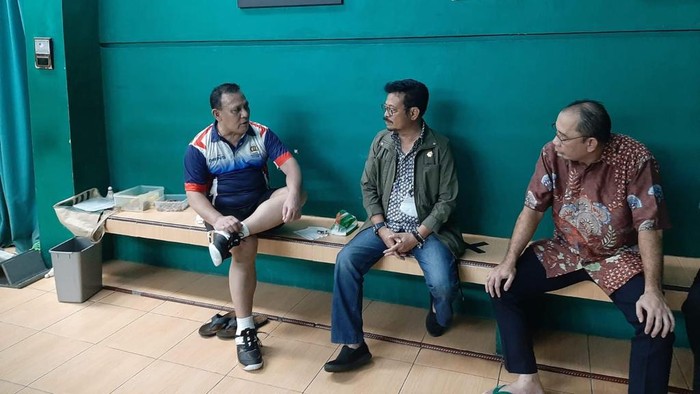 Beredar foto pertemuan Firli Bahuri dengan SYL di lapangan bulutangkis. (Foto: dok. Istimewa)