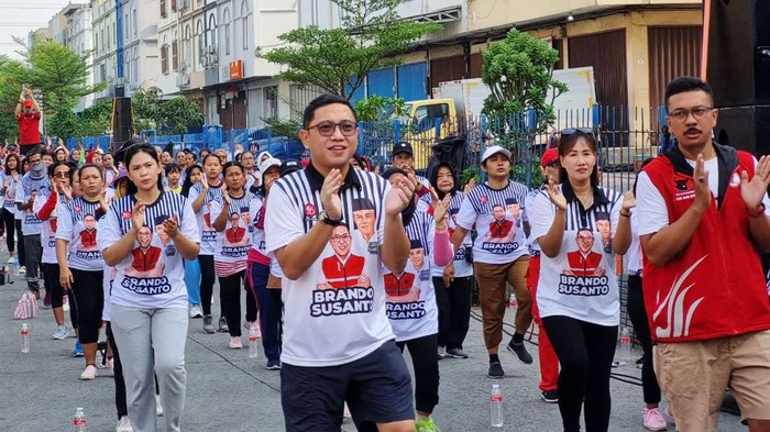 Politikus muda PDIP Brando Susanto dan Ketum DPP Taruna Merah Putih Hendrar Prihadi menggelar Senam Sicita bersama warga Pademangan, Jakarta Utara, Minggu, (8/10/2023).