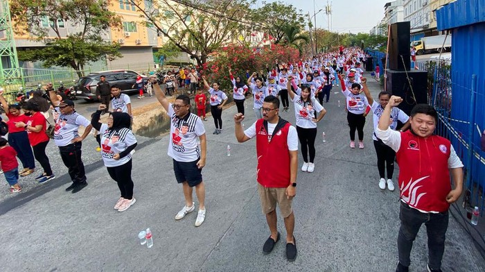 Politikus muda PDIP Brando Susanto dan Ketum DPP Taruna Merah Putih Hendrar Prihadi menggelar Senam Sicita bersama warga Pademangan, Jakarta Utara, Minggu, (8/10/2023).