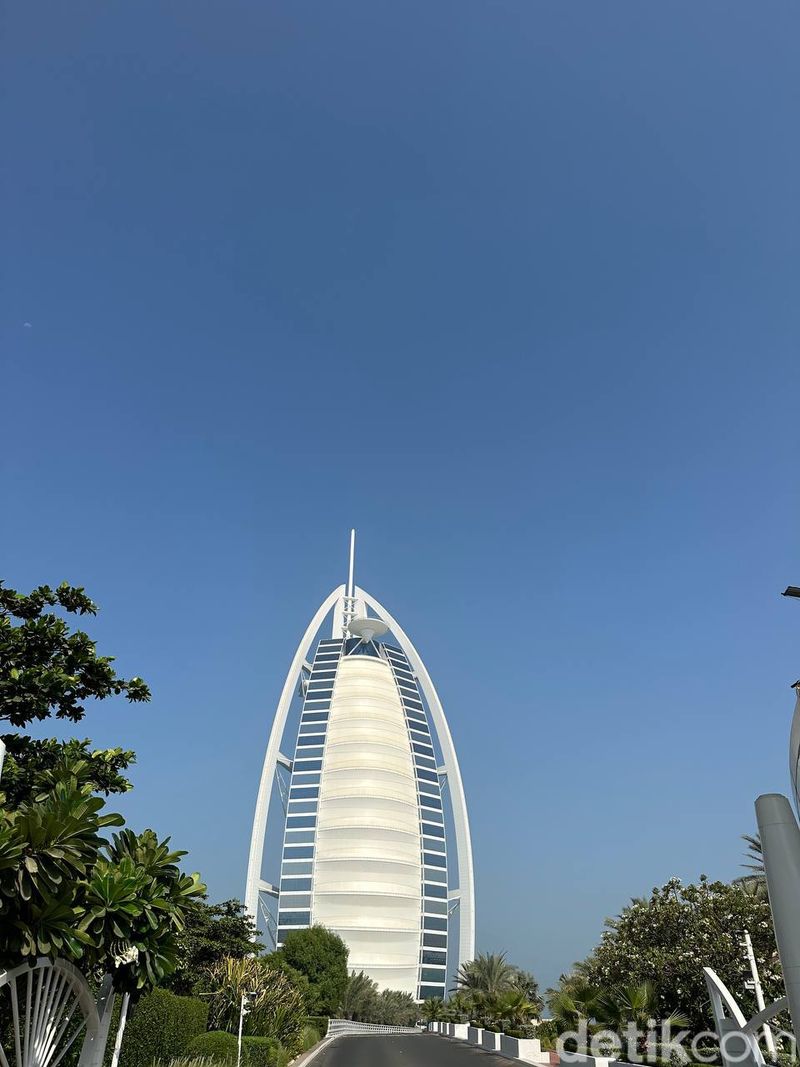 Burj Al Arab yang didesain oleh Tom Wright.