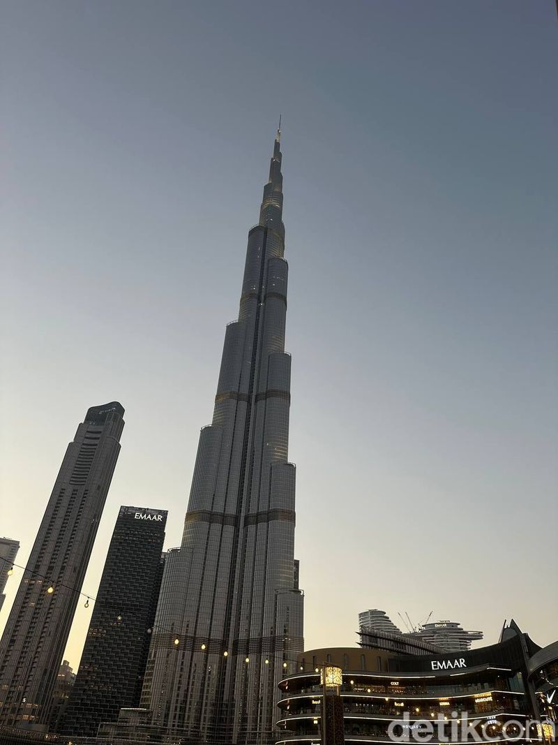 Burj Khalifa, gedung tertinggi yang memiliki lift tercepat di dunia urutan ketiga.