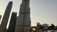 Burj Khalifa, gedung tertinggi yang memiliki lift tercepat di dunia urutan ketiga. Kecepatan lift di gedung ini maksimum 36 km/jam atau 600 m/menit atau 10 meter per detik. Jadi, untuk sampai di dek observasi yang ada di lantai 124 hanya butuh 1 menit, jelas Nafilla. Foto: Lusiana Mustinda/detikcom