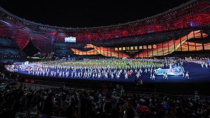Performers take part in the closing ceremony of the 2022 Asian Games at the Hangzhou Olympic Sports Centre Stadium in Hangzhou in Chinas eastern Zhejiang province on October 8, 2023. (Photo by JUNG Yeon-je / AFP)