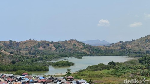 Danau Kota Kaya, Kabupaten Flores Timur, Nusa Tenggara Timur (NTT), dari atas ketinggian, Minggu (8/10/2023). (Arnoldus Yurgo Purab)