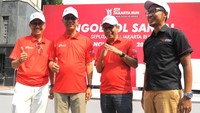 Direktur Utama Bank BTN Nixon LP Napitupulu menyerahkan secara simbolis bibit pohon kepada Pj Gubernur DKI Jakarta Heru Budi Hartono untuk mengajak masyarakat dan peserta BTN Jakarta Run agar ikut peduli dalam gerakan menanam pohon dalam acara Ngobrol Santai Seputar BTN Jakarta Run 2023 di Jakarta, Minggu (8/10). 