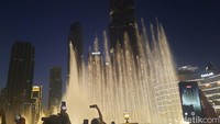 Dubai Fountain Show bisa wisatawan nikmati di Dubai Mall. Ada jam-jam tertentu yang terjadwal untuk menyaksikan pertunjukan air mancur yang menakjubkan. Foto: Lusiana Mustinda/detikcom