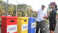 Circular Economy & Partnership Manager PT Chandra Asri Petrochemical Tbk (Chandra Asri Group) Nicko Setyabudi (kiri) menjelaskan kepada peserta lari terkait pemilahan sampah dalam kegiatan “Aksi Asri Operasi Semut untuk #IndonesiaAsri” sebagai rangkaian Pre-Event Jakarta Marathon 2023 di Car Free Day (CFD) Jakarta pada Minggu (08/10). 