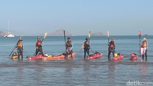 Enam pedayung kayak yang menyesaikan ekspedisi Dayung Jelajah Nusantara-Flores Seas Kayak Expedition tiba di titik finish di Pantai Pede, Labuan Bajo pada 5 Oktober 2023.