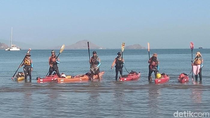Enam pedayung kayak yang menyesaikan ekspedisi Dayung Jelajah Nusantara-Flores Seas Kayak Expedition tiba di titik finish di Pantai Pede, Labuan Bajo pada 5 Oktober 2023.